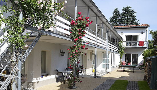 Einfahrt zum Haus Arton – Herzlich willkommen!